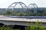 Budowa mostu w Toruniu - zdjęcia. Są już płyty pod łukami