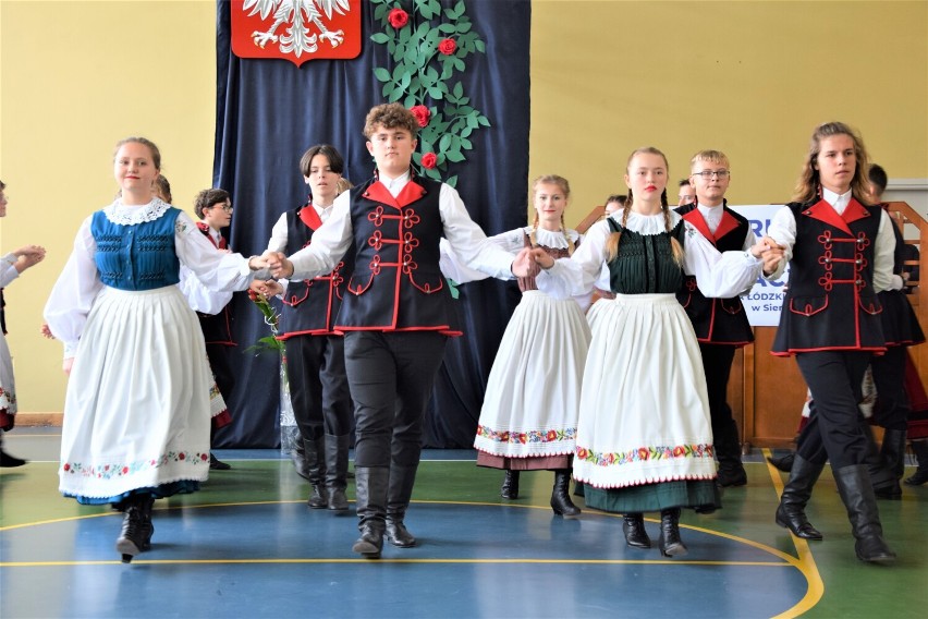 Wojewódzkie obchody Dnia Edukacji Narodowej w Sieradzu. Wręczono nagrody łódzkiego marszałka ZDJĘCIA