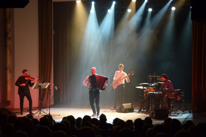 Marcin Wyrostek koncertował w Wojewódzkim Domu Kultury. Przeniósł słuchaczy w muzyczną podróż po świecie. Zobacz zdjęcia