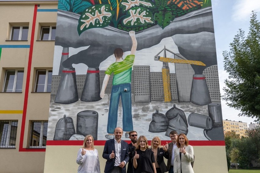 Pierwszy w Rzeszowie eko-mural gotowy. Konrad Fijołek, prezydent Rzeszowa spotkał się z autorką projektu – Aleksandrą Dankiewicz