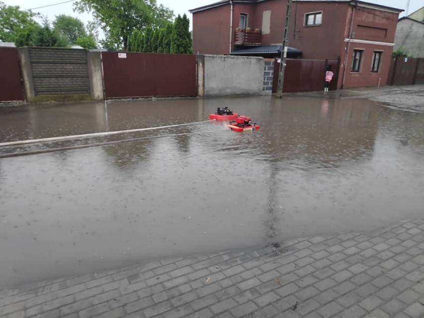 Ulewa dała się we znaki na ulicy Targowej w Warcie. Z pomocą ruszyli strażacy i burmistrz[FOTO]