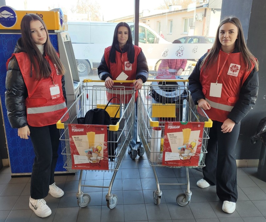 Uczniowie ZSP 1 w Radomsku wzięli udział w zbiórce żywności ph. "Tak - pomagam"