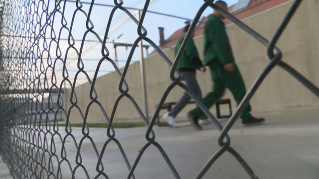 Skazanym z Zakładu Karnego nr 1 w Strzelcach Opolskich przeszkadzał smog na spacerniaku.