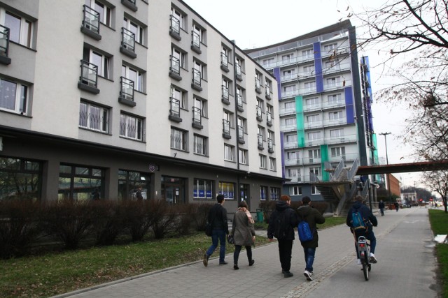 Na osiedlu akademickim Politechniki Łódzkiej mieszka około 2,5 tysiąca studentów. Osiedle ma dziewięć domów studenckich, a większość z ich pokojów jest przystosowana do zamieszkania przez dwie osoby