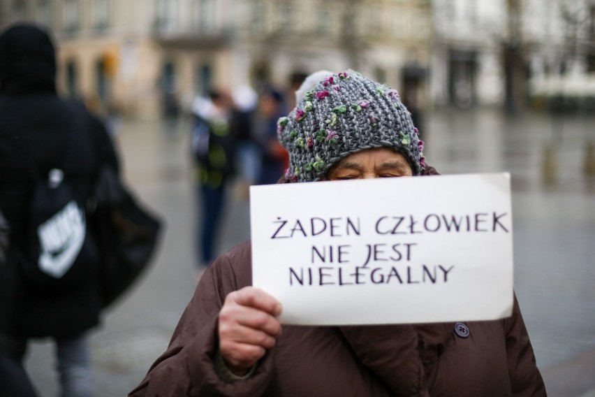 Kraków. "Nie dla muru" na Rynku Głównym. Protest przeciwko budowie muru na granicy polsko-białoruskiej [ZDJĘCIA]