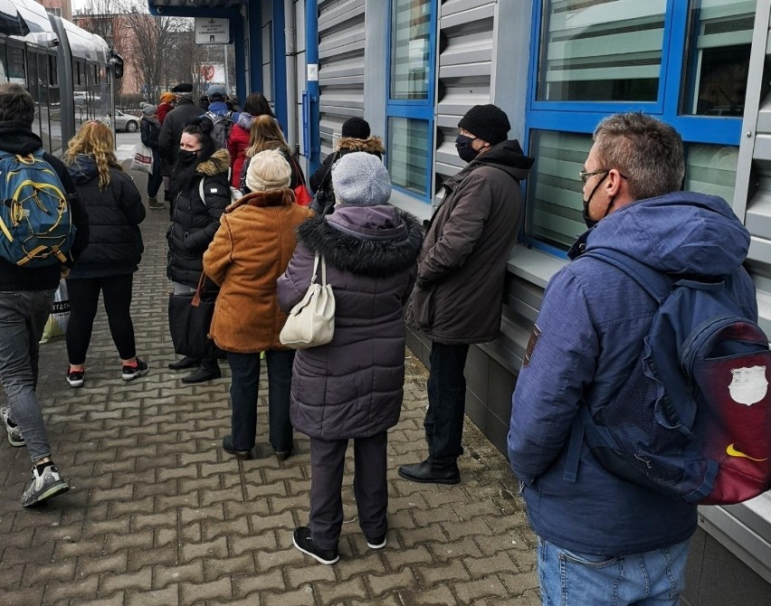 Krakowianie narzekają, że do punktu sprzedaży biletów na...