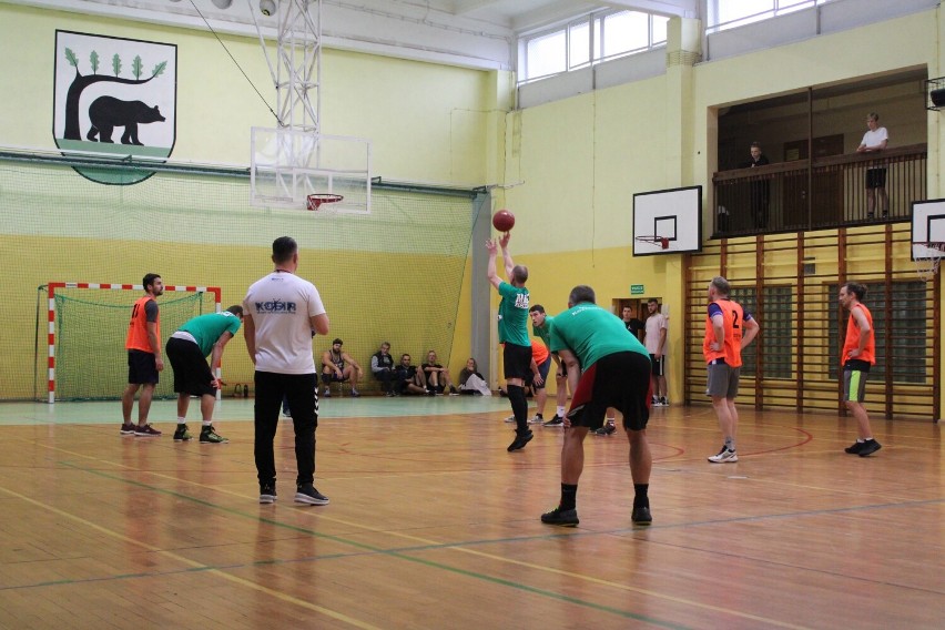 Kościerzyna. W sali sportowej przy SP nr 6 odbył się Turniej Koszykówki. Wzięło w nim udział 8 drużyn ZDJĘCIA