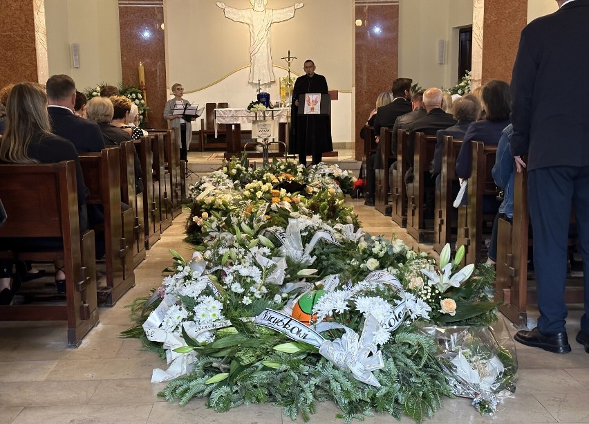 Pogrzeb Krzysztofa Łęskiego - nauczyciela i sportowca żegnały tłumy przyjaciół ZDJĘCIA