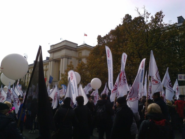 Protestujący przed Kancelarią Prezesa Rady Ministrów.