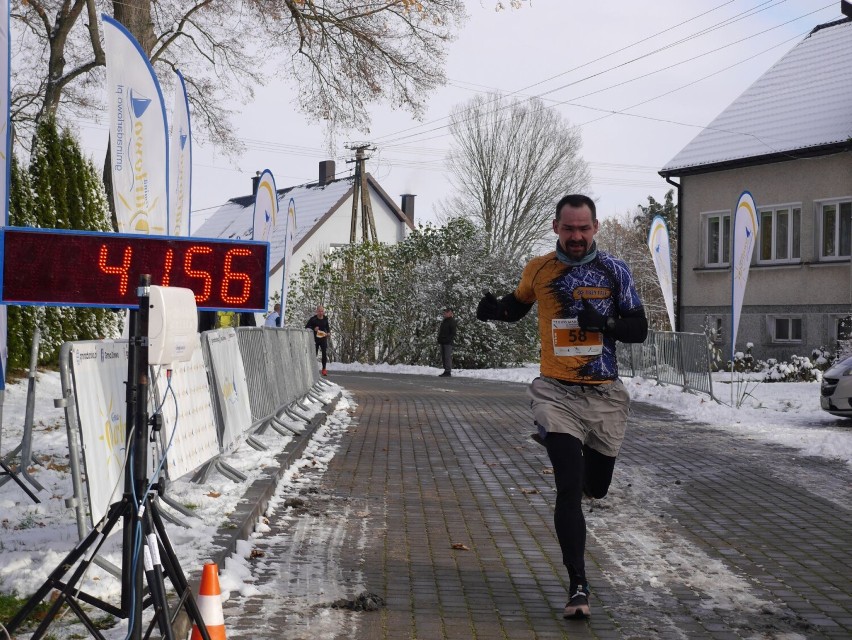 7. Bieg Marchewkowy w zimowej scenerii. W zawodach wzięło udział 134 biegaczy [zdjęcia]