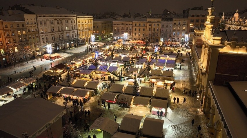 Jest jak w bajce. Niepowtarzalny Jarmark Bożonarodzeniowy w Krakowie. Niezwykłe zdjęcia świątecznego targu na Rynku Głównym 
