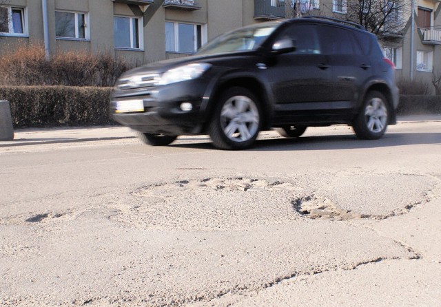 Nawierzchnia ulicy Sikorskiego jest w złym stanie