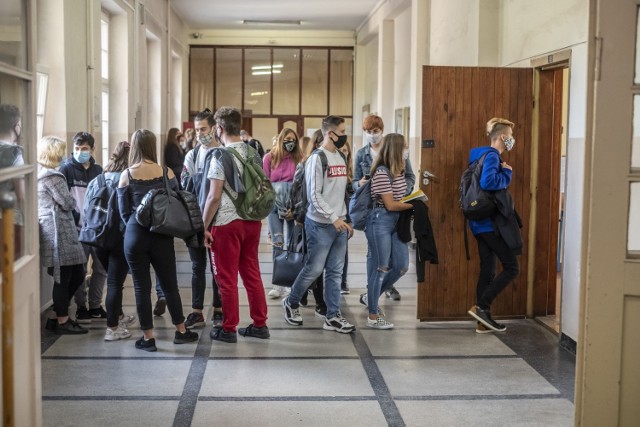 Szkoły, w których stwierdzono zarażenie koronawirusem, przeważnie decydują się na nauczanie hybrydowe. Ci, którzy mieli kontakt z zarażoną osobą, uczą się zdalnie. Reszta chodzi do szkoły.

Raport z naszego województw w dalszej części galerii.