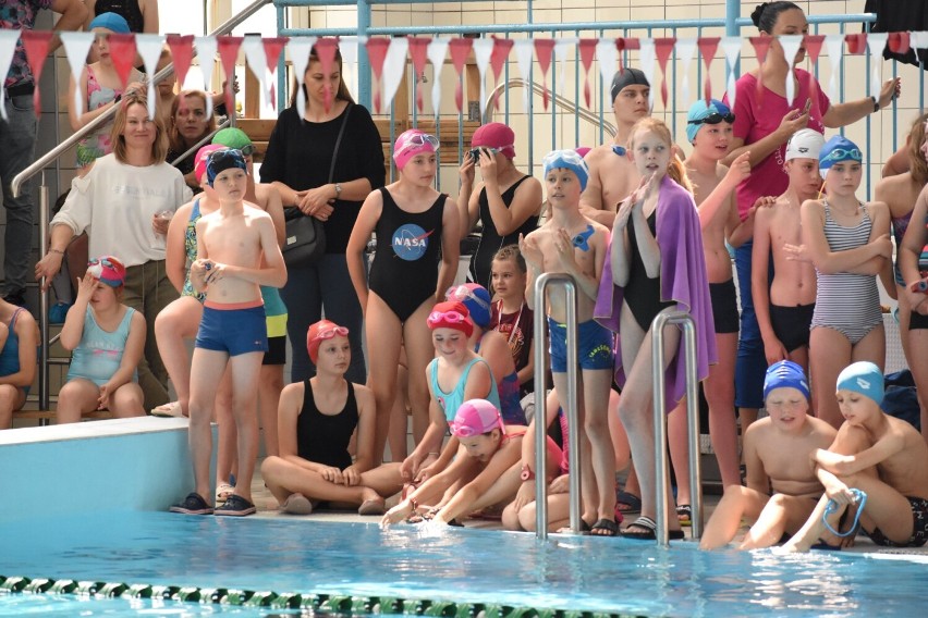 Mityng pływacki z okazji Dnia Dziecka 2022 w Wieluniu. W zawodach na pływalni WOSiR wzięło udział 259 młodych osób ZDJĘCIA