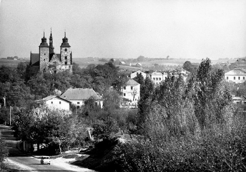 Lata 70 - te. Panorama Opatowa z kolegiatą.