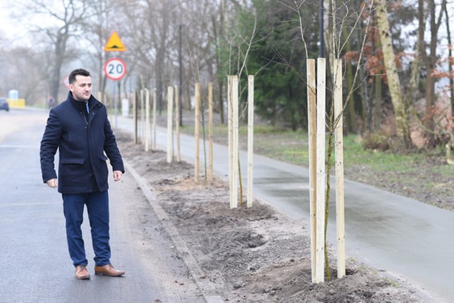 Wiceburmistrz Tomasz Kowalczyk na wyremontowanej ulicy Jeziornej.