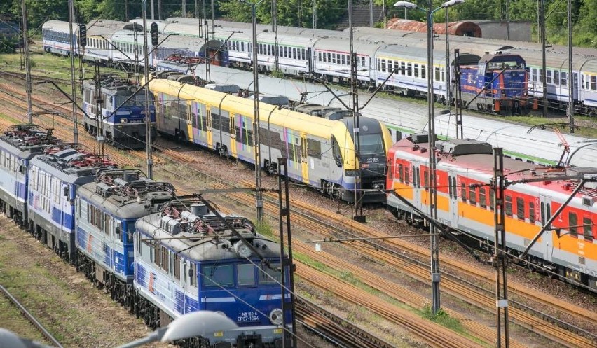 Mieszkańcy Radomska walczą o pociąg do Warszawy. PKP Intercity odpowiada