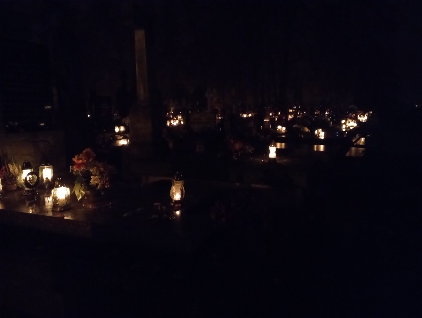 Rozświetlony zniczami cmentarz św. Józefa w Skierniewicach po zmroku