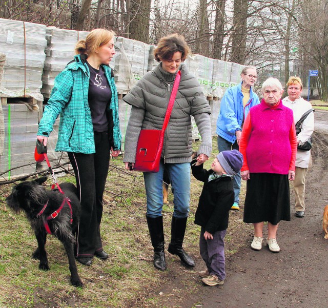 W piątek obrońcy parku spotkali się przy betonowej kostce. - Nie chcemy jej tu - mówią.