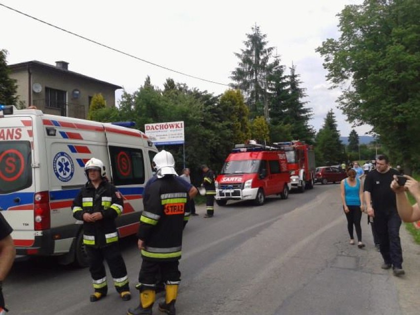 Wypadek w Gilowicach na ul. Krakowskiej. Samochód uderzył w płot. Cztery osoby ranne