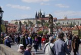 Most Karola w Pradze żyje przez całą dobę. Odwiedzają go tłumy turystów (wideo)