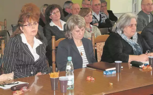 Nowa p.o. naczelnik wydziału oświaty i kultury Jadwiga Kurkowska (w środku) na środowej sesji głównie słuchała