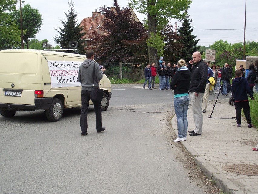 Jelenia Góra: Mieszkańcy protestują, zablokowali ulicę Grunwaldzką
