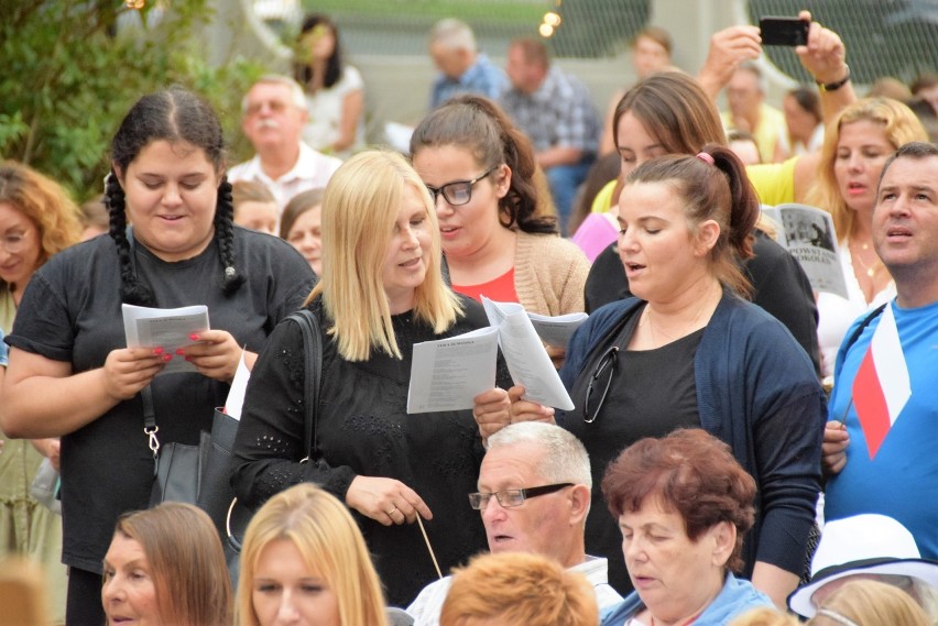 Tarnowianie powstańcom. Wspólny śpiew w Parku Strzeleckim [ZDJĘCIA]