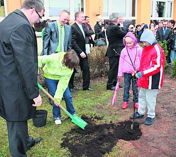 Będzin: Sadzą drzewka i uczą dzieci pomagać