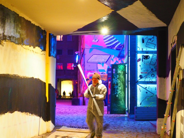Zobacz w galerii zdjęcia muralu antysmogowego w przejściu na podwórko neonów we Wrocławiu na ul. Ruskiej 46. Kliknij w następny slajd w galerii ----------->