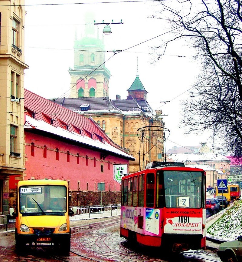 Charakterystyczna żółta marszrutka i tramwaj -...