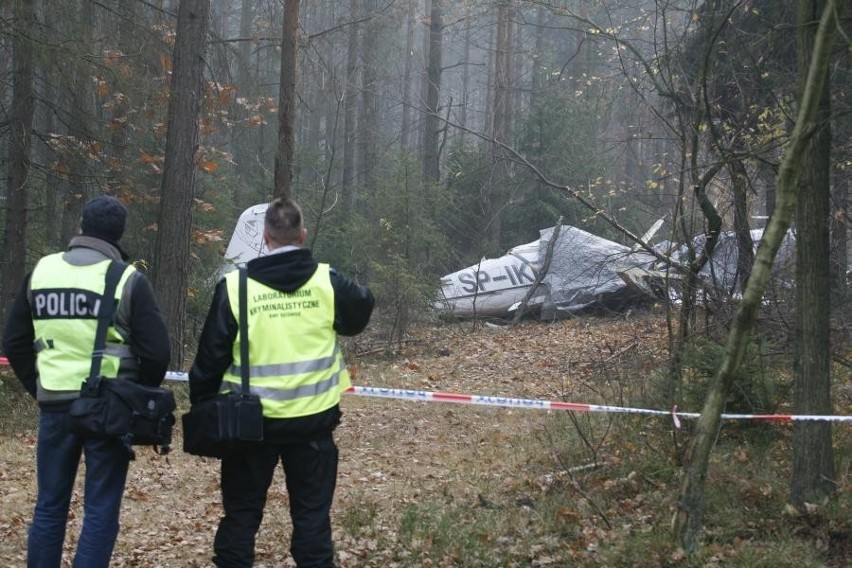 Wypadek awionetki pod Pyrzowicami: Miejsce wypadku jest badane przez ekspertów
