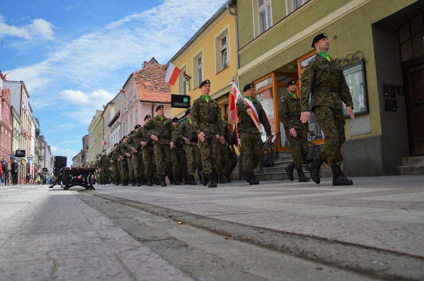 Vivat Maj, Trzeci Maj! Pochód przeszedł ulicami Rawicza [ZDJĘCIA]