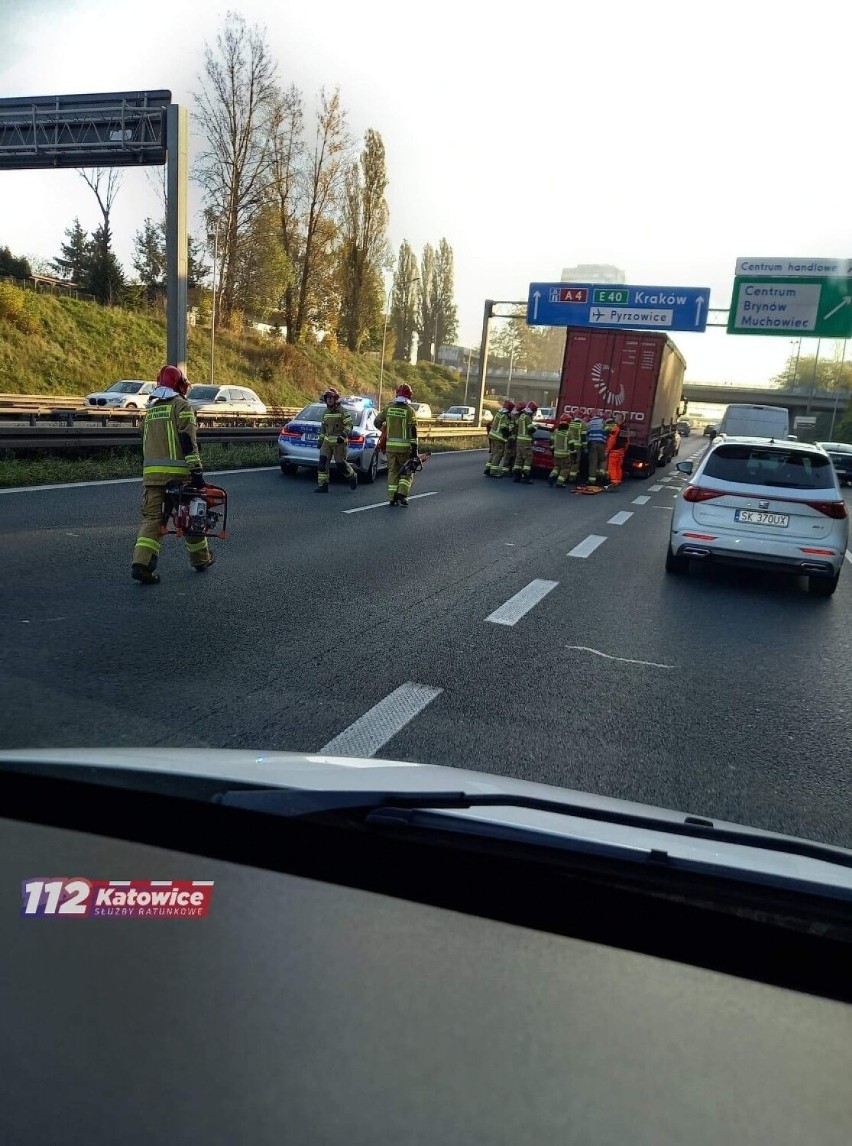 W Katowicach na A4 doszło do wypadku. Samochód osobowy wbił się pod tira! Cud, że nikt nie zginął