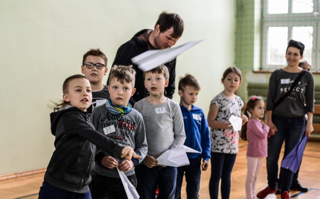 W imprezie, która odbywała się na terenie ZS 22 w Opławcu, wzięli udział miłośnicy papierowej awiacji. W Air Show chodziło o to, by samolot z papieru poleciał jak najdalej lub jak najdłużej.


INFO Z POLSKI - przegląd najciekawszych informacji ostatnich dni w kraju

