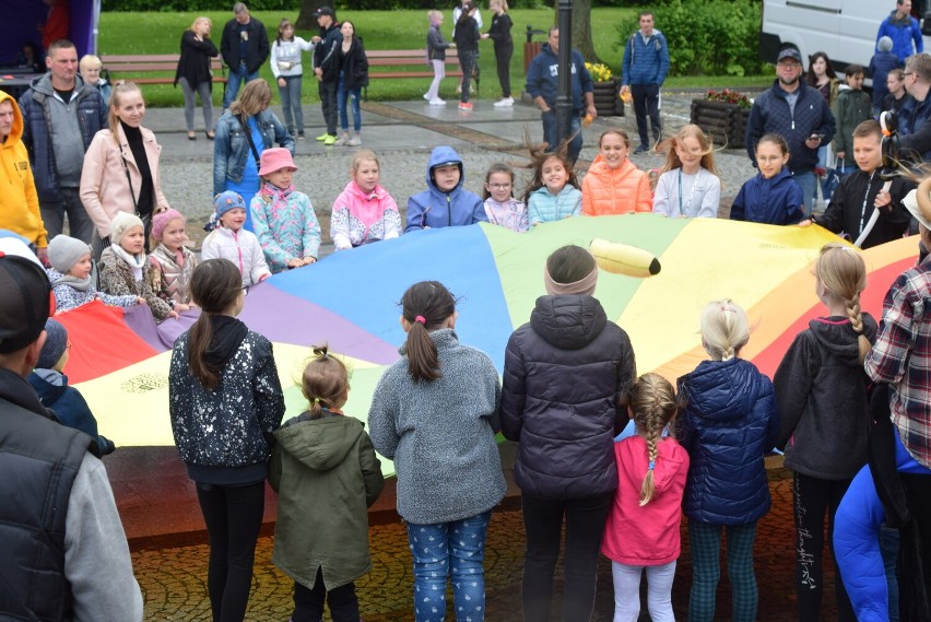 Holi Święto Kolorów w Sokółce. Pogoda nie dopisała, ale feria barw i tak wystrzeliła w górę  