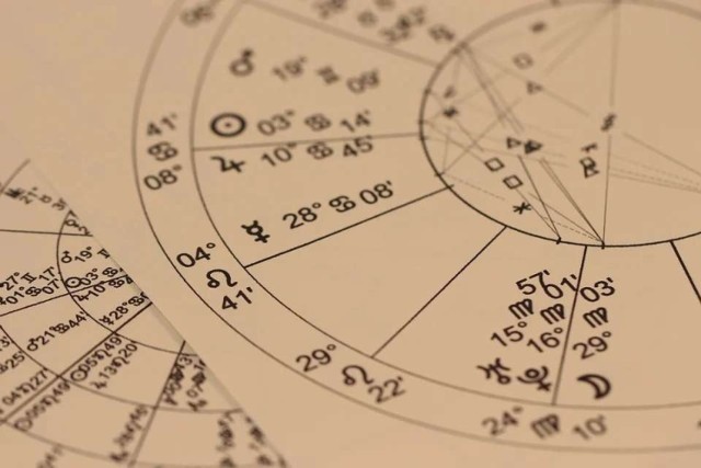 Horoskop to seria przepowiedni zapisanych w gwiazdach dla znaków zodiaku. To, pod jakim urodzimy się znakiem zodiaku to całkowity przypadek, choć wraz z gwiazdą, pod jaką się urodziliśmy, otrzymujemy też szereg cech charakteru. Sprawdźcie, zatem co nas czeka w nadchodzącym roku 2022. 

Horoskop dla poszczególnych znaków zodiaku na kolejnych zdjęciach >>> 