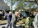 W Rybniku upamiętniono Tragedię Górnośląską. Odsłonięcie pomnika na skwerze przed kościołem. Rzeźbę ufundowało miasto ZDJĘCIA