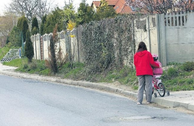 Mieszkańcy Warszewa skarżą się na niebezpieczny zakręt, ...