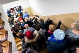 Tłumy seniorów czekały w Bydgoszczy w kolejce po wczasy. Skusiły ich atrakcyjne ceny turnusów [zdjęcia]