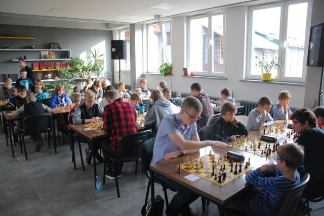 Jesienny turniej szachowy w filii nr 1 MBP w Świętochłowicach ZDJĘCIA