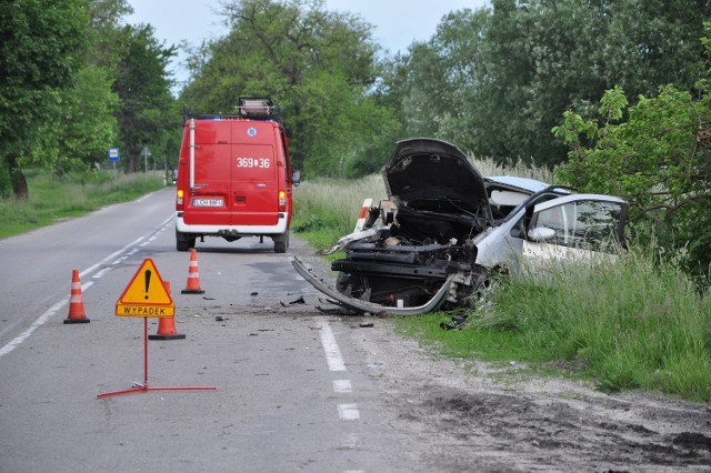 W piątek w Ochoży Kolonii doszło do wypadku. Kierowca miał 2 promile alkoholu w organizmie, stracił panowanie nad samochodem i uderzył w drzewo. Trzej pasażerowie trafili do szpitala.