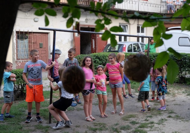 W piątek na podwórku kamienicy przy ul. Mickiewicza 16  w Przemyślu, odbył się mini spektakl teatralny. To finał "Kultury na trzepaku" w ramach projektu Podkarpacka Edukacja Kulturowa. 

Podwórko przy ul. Mickiewicza 16 przez trzy tygodnie sierpnia było najbardziej kulturalnym podwórzem w mieście.  Projekt polegał na przeprowadzeniu szeregu działań animacyjnych, warsztatów plastycznych oraz teatralnych z grupą dzieci i młodzieży skupionych wokół tego podwórka.  

Projekt realizowali członkowie Stowarzyszenia Kreatywna Pozytywka i amatorskiego Teatru  S.A.N. w Przemyślu. 
Widzowie podczas spektaklu zobaczyli załogę pirackiego statku, z którą wspólnie wyruszyli w podróż po bezkresnych morzach wyobraźni…

Projekt realizowany był ze środków Narodowego Centrum Kultury w ramach Programu Bardzo Młoda Kultura 2016 - 2018. 

Zobacz także: Cooltour - ogólnopolski magazyn kulturalny
