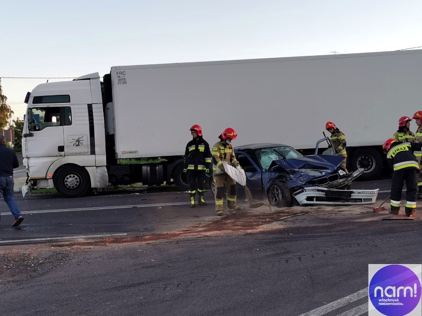 Wypadek z udziałem osobowego BMW i ciężarówki pod...