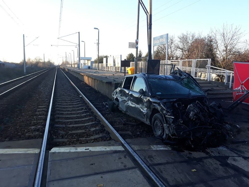 Wypadek w Bożej Woli. Pociąg zderzył się z samochodem....