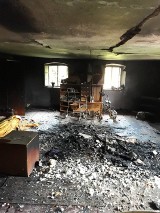 Pożar domu w Wojciechowie! Jedna osoba poparzona! [ZDJĘCIA]