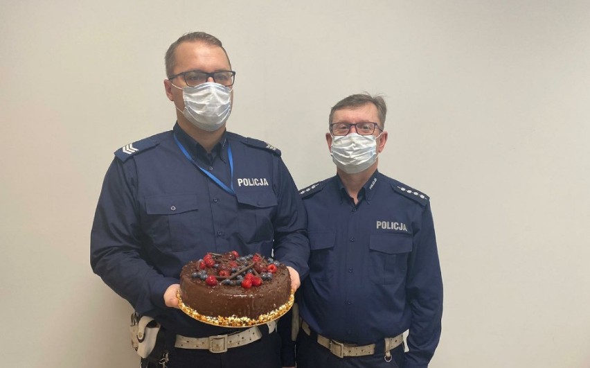 Nowy Tomyśl. Policjanci otrzymali tort w podziękowaniu za uratowanie życia chłopca