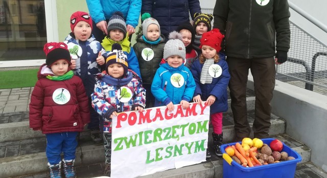 Maluchy z Przedszkola nr 9 zebrały karmę dla leśnych zwierzaków