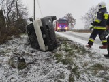 Wypadek na Szosie Uniejowskiej w Szadku. Auto w rowie  