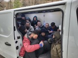 Policja zatrzymała 19 nielegalnych migrantów oraz ich przewoźnika. Do zatrzymania doszło w Sopotni Wielkiej